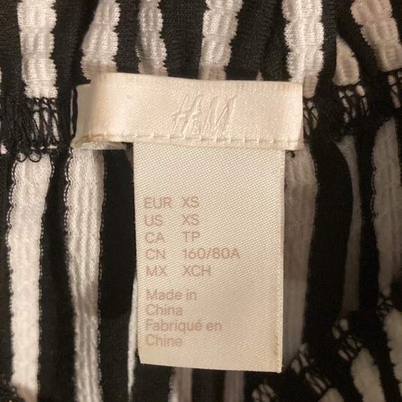 H&M Black and White Off Shoulder Crop Top XS - Picture 2 of 2